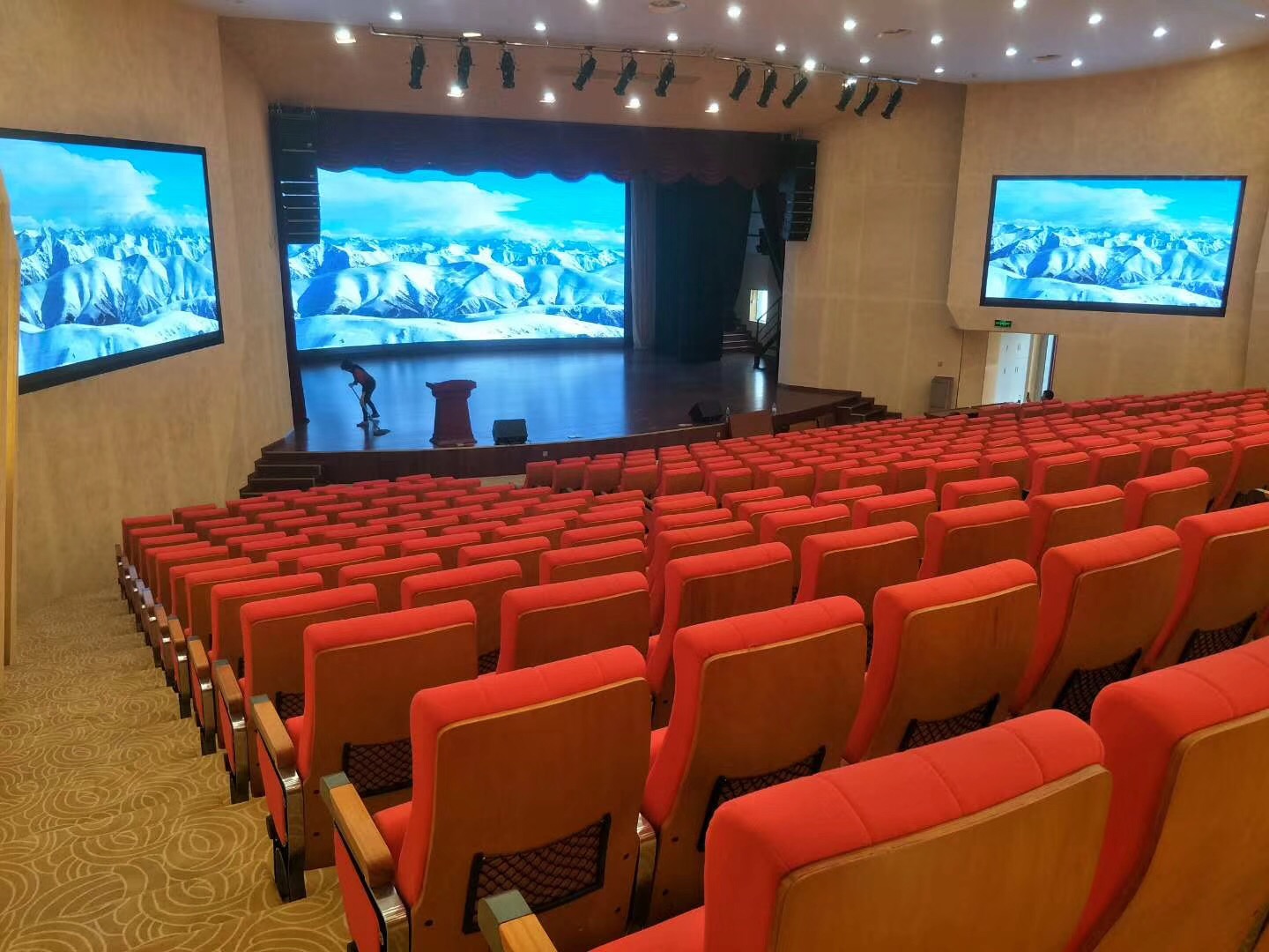 大學(xué)會(huì)議廳裝修實(shí)景圖